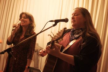 With Susan Gibson, House concert, Nuenen, February 12th. Photo by Ronald Rietman.
