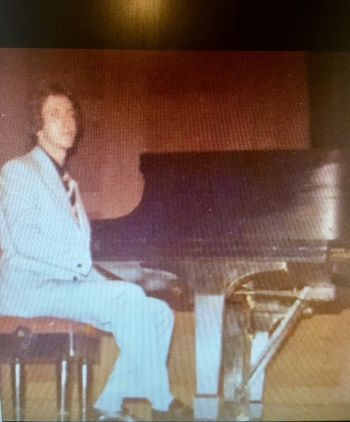 Glenn_pic_carnegie_weill_recital_hall_1975
