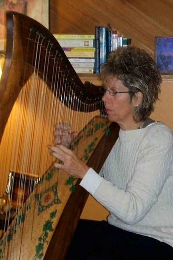 Elissabeth_at_the_harp1
