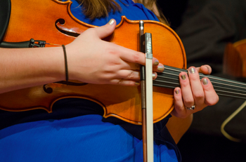 Its in the way she holds the fiddle This was during Morehead State University's Fall semester 2015 Traditional Music School's Finale performance.  This photo was taken by John Flavell, a professor at Morehead State University. Check out his website http://johnflavellphotography.zenfolio.com
