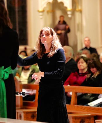 Bernie Sherlock conducts New Dublin Voices at the TWO CITIES concert in St Malachy's Church, Belfast, on 28/1/23. Photographer Vincent McLaughlin
