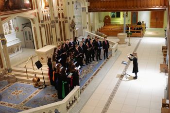 Bernie Sherlock conducts New Dublin Voices at the TWO CITIES concert in St Malachy's Church, Belfast, on 28/1/23. Photographer Vincent McLaughlin
