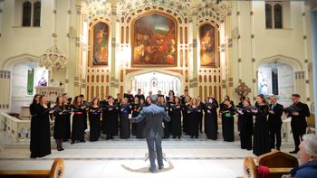 Matthew Quinn conducts New Dublin Voices and Cappella Caeciliana in Frank Martin's Mass for Double Choir. TWO CITIES concert in St Malachy's Church, Belfast, on 28/1/23. Photographer Vincent McLaughlin

