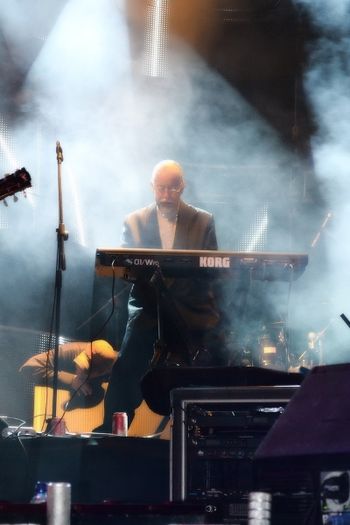 Oscar Conde Sax, Flauta, Teclados, Guitarra
