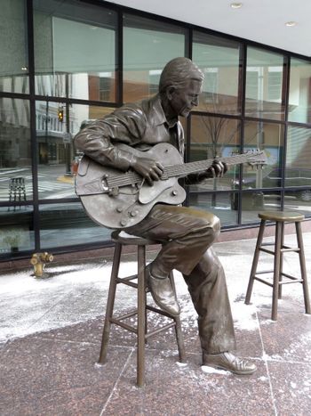 Chet Atkins Statue in Nashville
