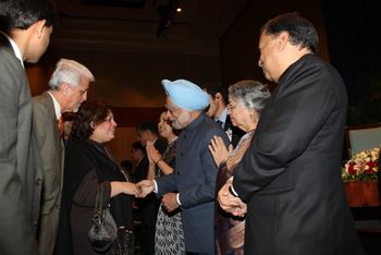 Memorable and Inspiring Event!!! Dr.Afshan Hashmi seen here meeting with the former Prime Minister of India Honorable Dr.ManMohan Singh when he visited Washington DCas PM of India
