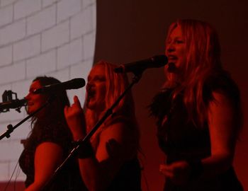 Touring with Bricks in the wall #pinkfloyd #pinkfloydtribute #backupsinger #dallas #houseofblues #thesightsandsoundsofpinkfloyd #samanthanewark #tiffanybelle #rachelbeene #jem #jemandtheholograms
