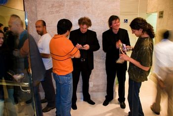 Signing autographs after a concert in Belo Horizonte - Brazil foto: Tomas Moss
