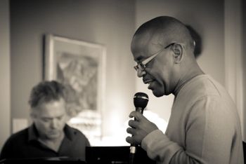 a house concert on Camano Island WA with Kenny Washington, photo by Ziggy Spiz
