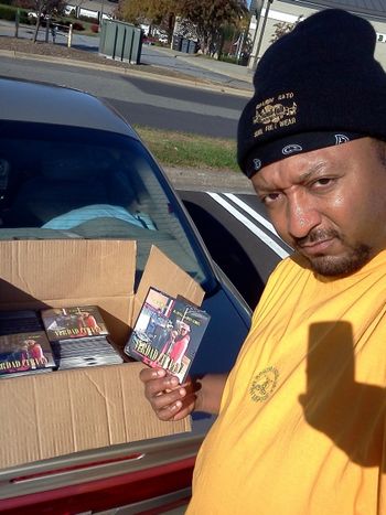 GRANDE GATO aka SUPAFLYY PREEST aka J.O.T. selling 2012 CD album out the trunk of his car.........GRINDING EN LA CALLE HACER DINERO DE MI CIUDAD!!!!
