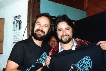 Angell with Coco Montoya (well-dressed man)...and peeping thru at the back: the great bassist Bobby Haynes !
