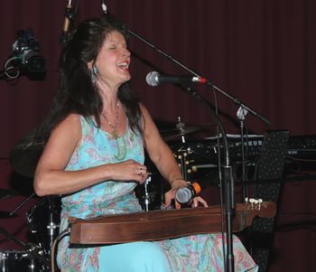 Delene playing dulcimer
