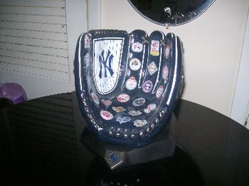 Yankee Championship porcelain mitt
