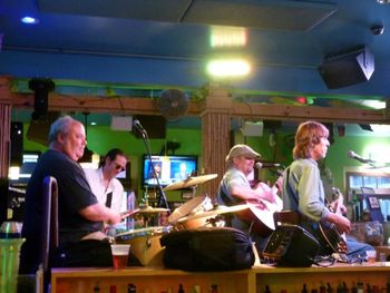 The Hangovers in der Tropical Isle Bar in New Orleans am 1. Mai 2012 - mit freundlicher Genehmigung von © 2012 Erich Brandl
