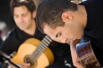 Marco Tulio and guitarist Joe LoPiccolo playing in North Hollywood (CA) - 2006
