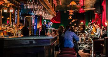 love this pic of the iconic Balcony Club in Dallas, TX as Dave Burris plays guitar.  I think that's Thiago on keys.  Magical days.......
