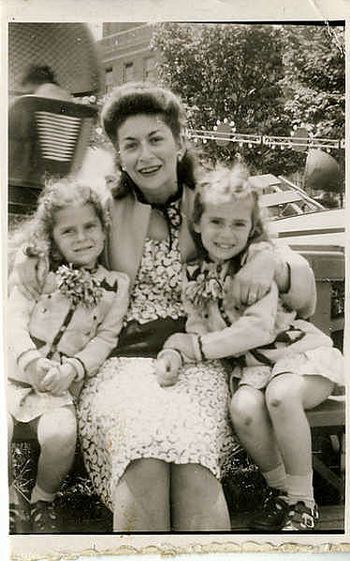 Sophie with daughters Karen (l) and Linda (r)
