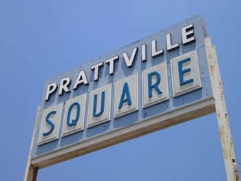 Prattville Square, Prattville, Alabama. June, 2006.
