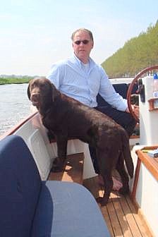 Beau de scheepshond met Kapitein
