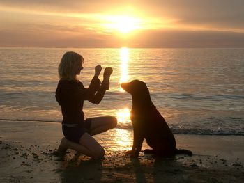 Claire en Linda op vakantie.
