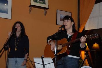 Laura Cossey sings harmony with me at Java Cat-5 (Oct. 2007)
