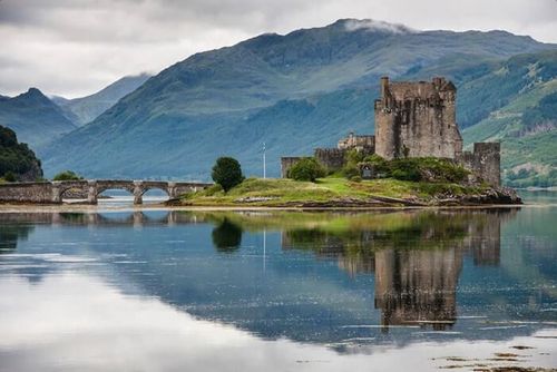 Low stone bridge over a loch to Ellean Donan castle that resembles Hogwarts