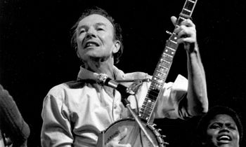 Pete Seeger on stage in 1960.
