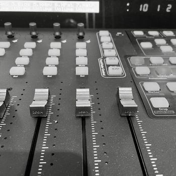 Flying faders and lots of lights…fingerspitzengefühl in optima forma.

