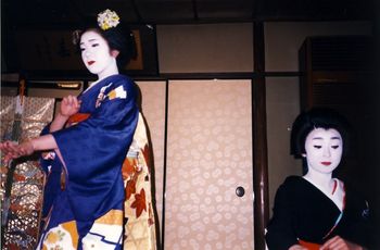 Two Maiko dancing.
