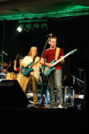 Glenn Cornick (bass), John Weathers (percussion), Clive Bunker (drums)
