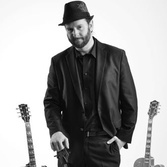 Eric Lagi - Singer/Guitarist performs Trop Rock, Jazz, Blues and Pop on Acoustic and Electric Guitars.