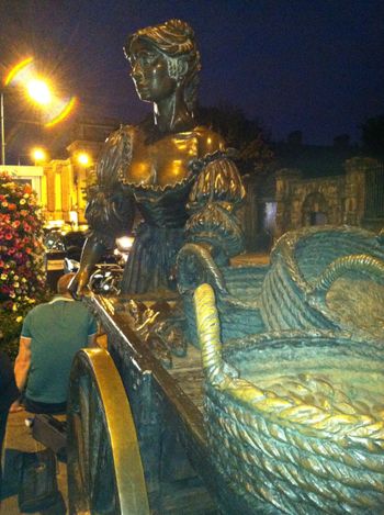 Molly Malone herself at night
