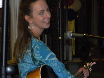 Kim performing for Frederick's "In the Streets", sponsor Chic to Chic September 2010
