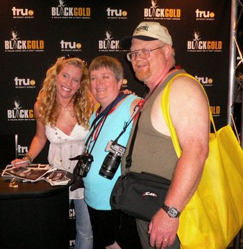 Posing with some fans @ the truTV booth @ Music Fest!
