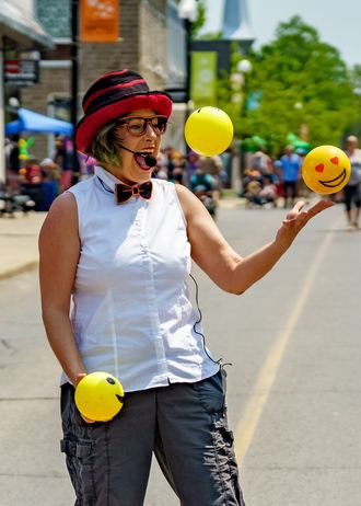 professional busker juggling at Kemptville buskerfest - visit Kemptville on may 20th to see live acts like this performer