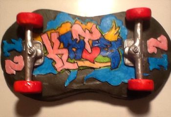 Skateboard with Graffiti cake
