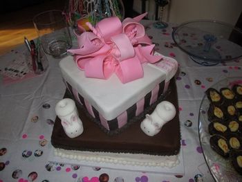 Top of baby shower cake
