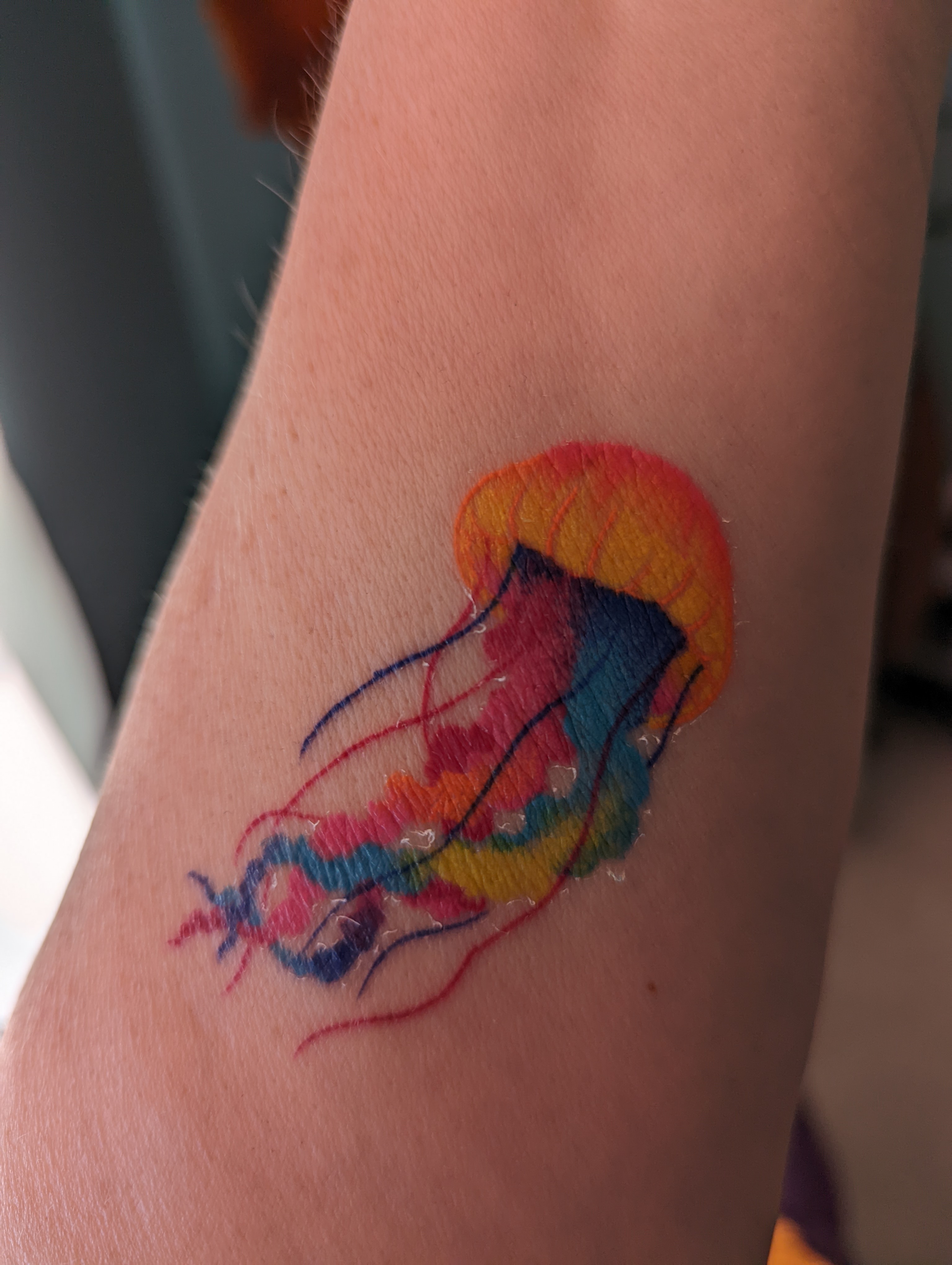 Jellyfish tattoo tattooed on the wrist, micro-realistic