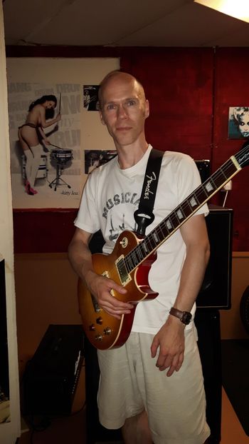 Simon is the Lead Guitar player in the band.  Hailing from south Leicestershire whewre he lives with his family, he is  a superb Guitar player a joy to listen to when playing live.
