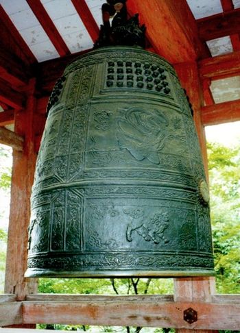 This is the giant temple bell at BYODO-IN.
