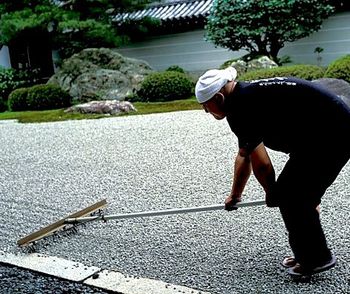 Monk working at KOSHOJI.
