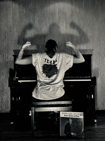 Make pics of piano player
