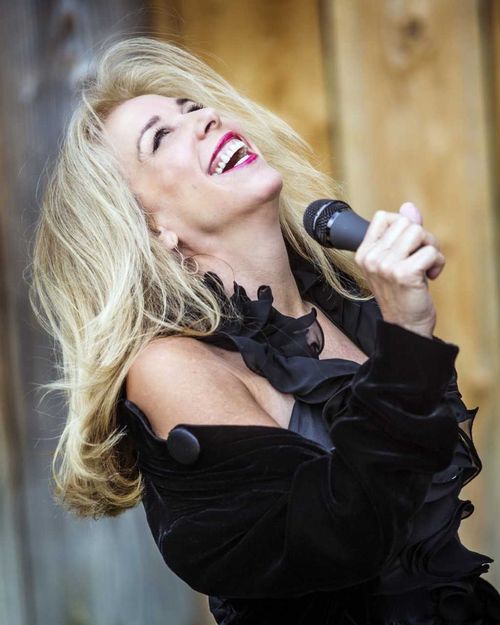 jazz singer Amanda Carr with a microphone, looking beautiful