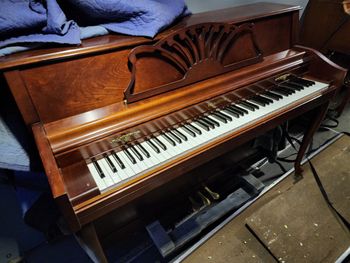 1998 Wurlitzer console, clean, great shape, no bench, bargain priced at 700.00 Delivered, Ground floor 3 to 5 steps, includes pre delivery tuning.
