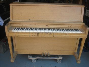 Wurlitzer Studio as it came in, going under the gun for a complete two tone refinish, lots of people would say something like this is a lost cause but we make these things look great again, better than it looked new
