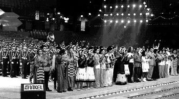 The assembled cast makes a curtain call, 1991 Sichuan China International TV Festival, Sichuan Provincial Arena, Chengdu; photo by Spike Mafford
