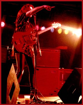 Jennifer Kowa - Vocals, Bass