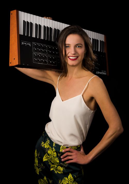 Rosanne, Keyboarderin von Partyband & Coverband Enjoué, mit ihrem Keyboard