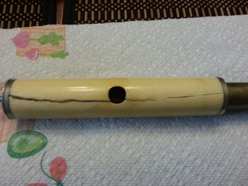 Anonymous German flute ivory head crack repair before.
