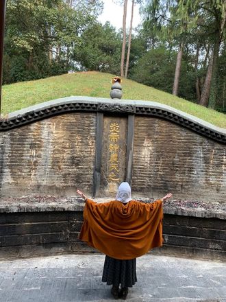 Lixin the Mystic Voice praying for humanity at the tomb of Yan Di